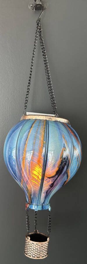 Impuls Decoratieve solarlamp met luchtballon met flame LED blauw marmerlook kunststof hangend model hoogte 44 x 16 x 1 cm Tuindecoratie Tuinverlichting