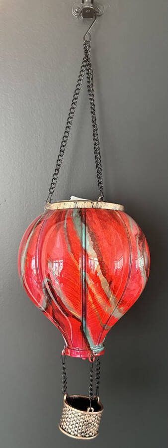 Impuls Decoratieve solarlamp met luchtballon met flame LED rood marmerlook kunststof hangend model hoogte 44 x 16 x 1 cm Tuindecoratie Tuinverlichting