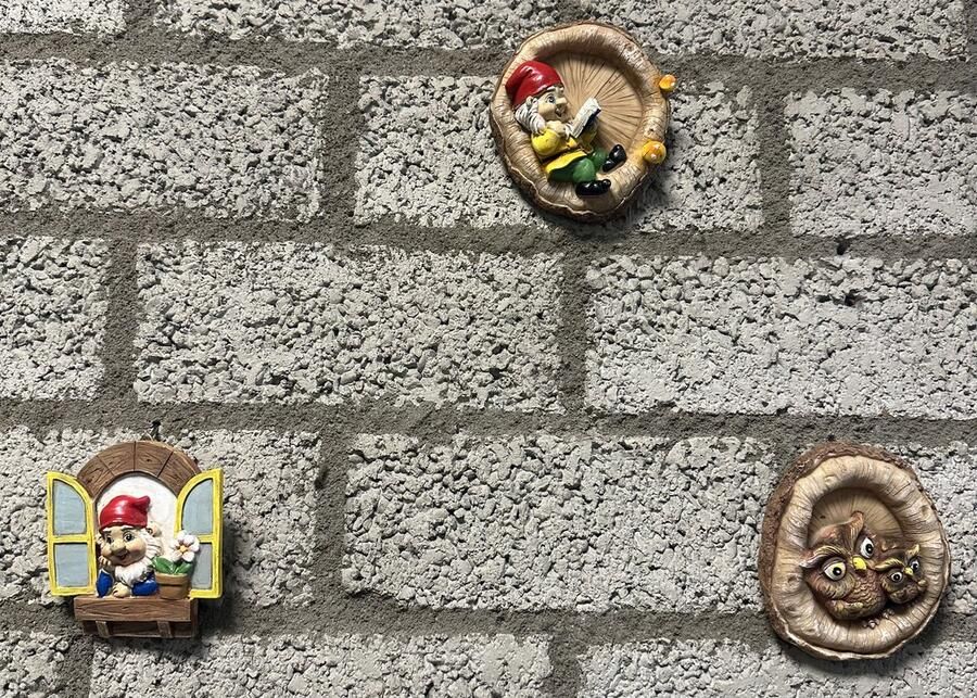 Impuls Decoratieve wanddecoratie kabouters en uilen Set van 3 stuks meerkleurig hoogte 11 cm x 9 x 2 cm polyresin met metalen wandhaakjes Woonaccessoires Tuinaccessoires