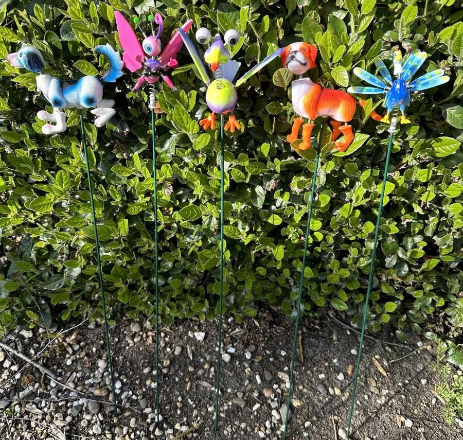 Impuls Kunststof deco tuinstekers dieren met wiebel pootjes veren op metalen steker Set van 5 stuks meerkleurig hoogte 60 x 10 x 1 cm Tuinaccessoires Tuindecoratie – Tuinstekers