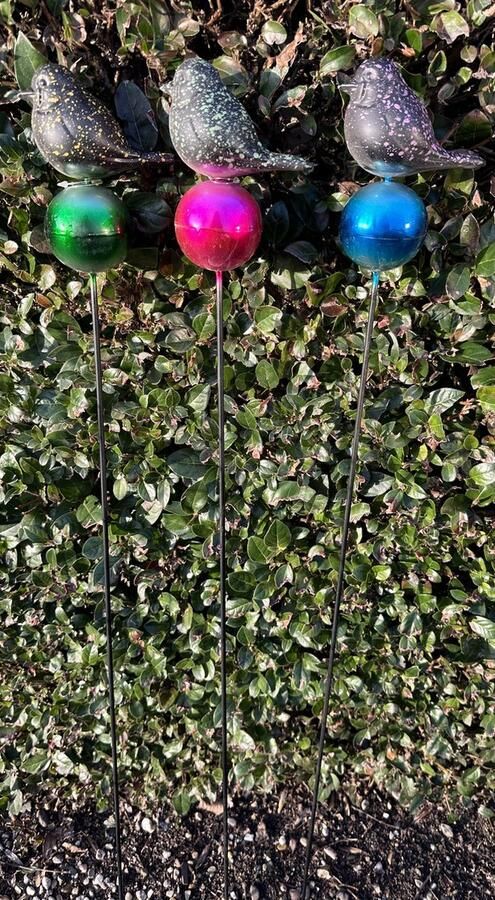 Impuls Metalen tuinstekers vogels op bal Set van 3 stuks Meerkleurig + Blauw roze groen hoogte 98 x 12 x 1 cm Tuindecoratie Tuinaccessoires Tuinstekers