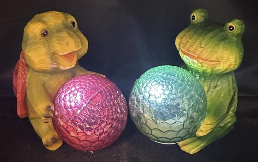 Impuls Polyresin solarlampen kikker en schildpad met bal Set van 2 stuks meerkleurig met LED Staand model hoogte 10 x 15 x 7 cm Tuindecoratie Tuinverlichting