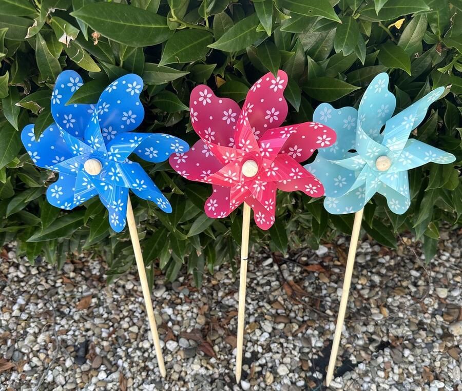 Impuls Set van 3 windmolens kunststof+houten steker witte bloemetjes motief- meerkleurig dia 17 cm x hoogte 48 cm Tuinaccessoires tuinstekers