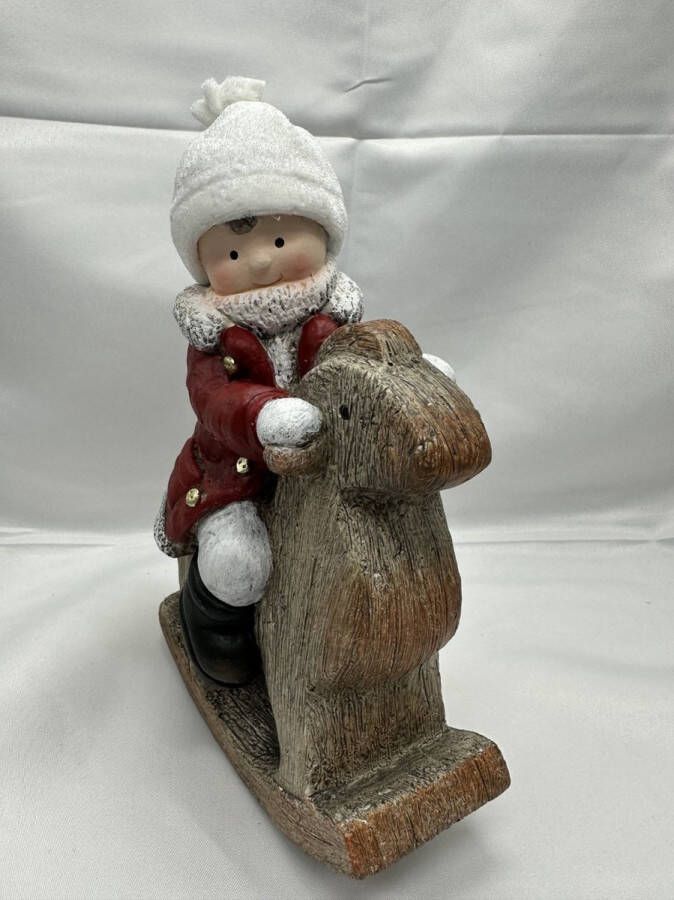 Impuls Kerstbeeld jongen op hobbelpaard Rood + witte stoffen muts polyresin 23x16x6cm Kerstdecoratie