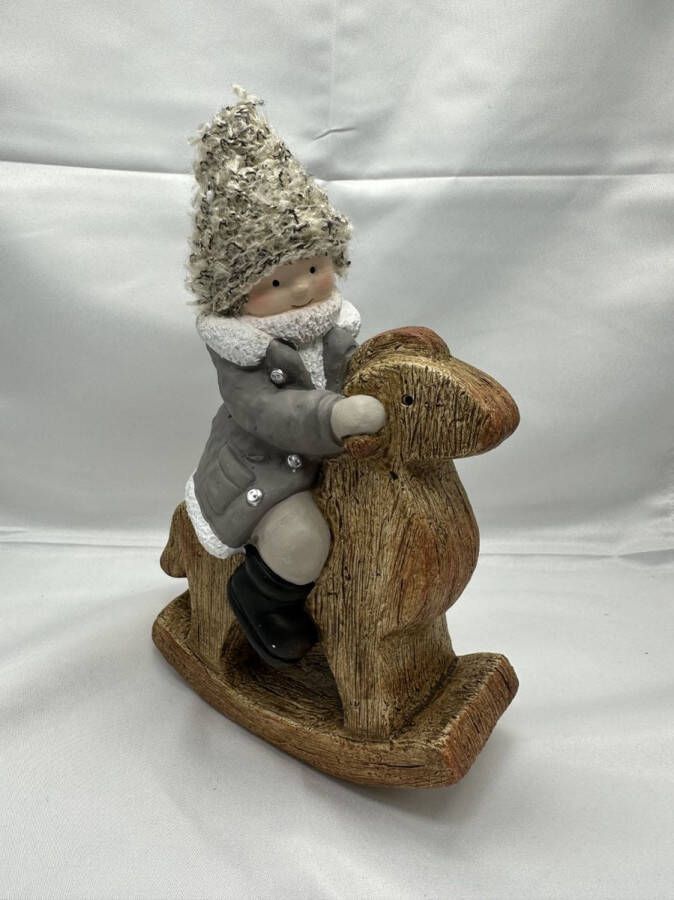 Impuls Kerstbeeld jongen op hobbelpaard Taupe + grijze gebreide muts polyresin 23x16x6cm Kerstdecoratie