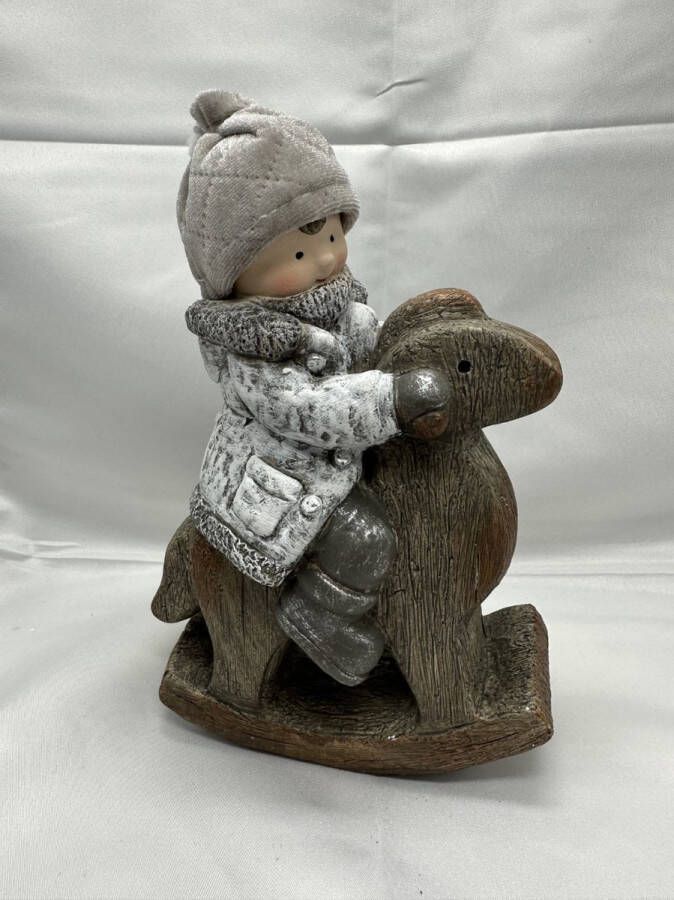 Impuls Kerstbeeld jongen op hobbelpaard Wit+grijs + taupe stoffen muts polyresin 23x16x6cm Kerstdecoratie