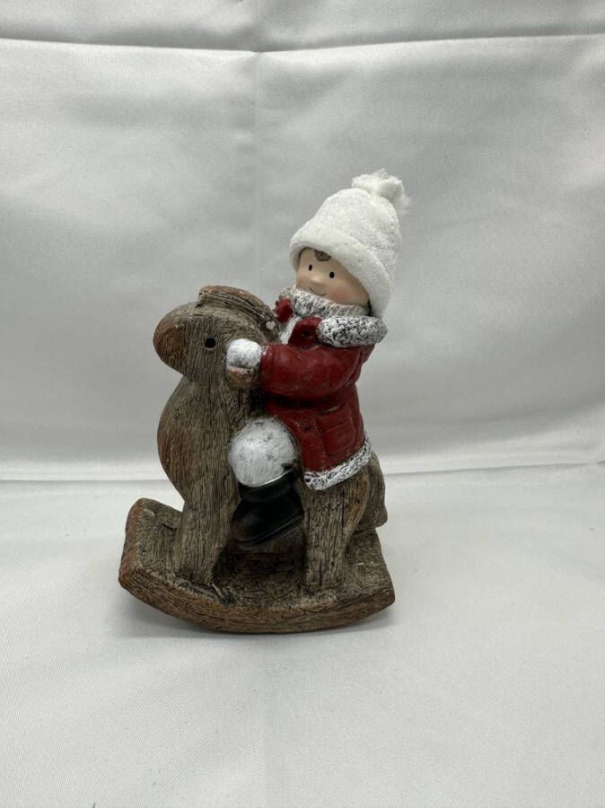 Impuls Kerstbeeldje jongen op hobbelpaard rood + witte stoffen mutsje polyresin 16x11x5cm Kerstdecoratie