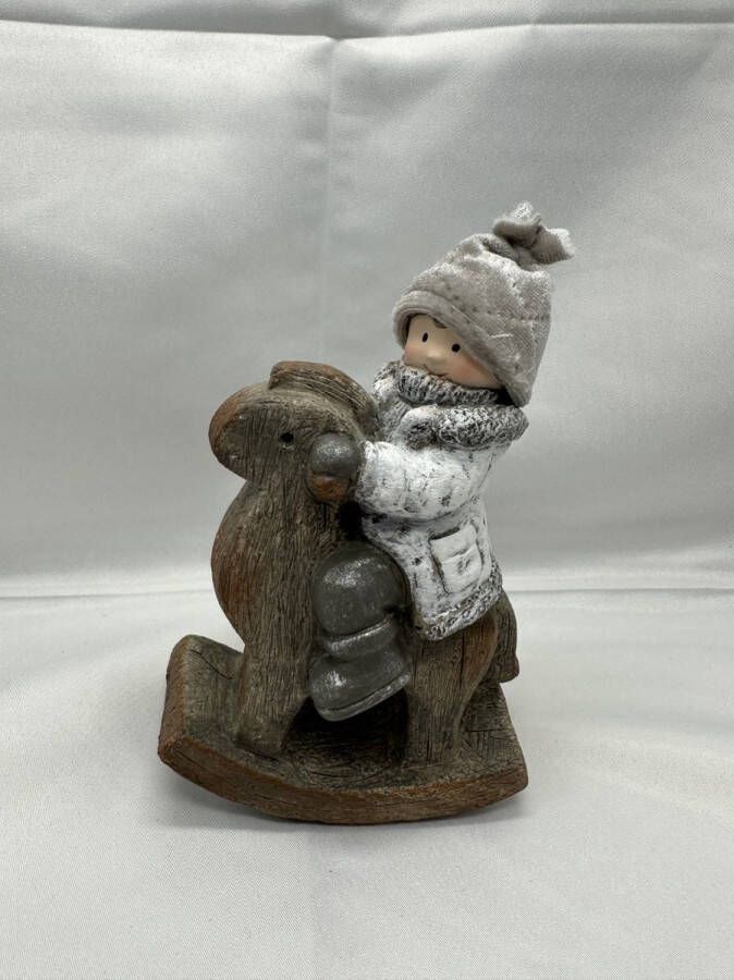 Impuls Kerstbeeldje jongen op hobbelpaard Wit+grijs + taupe stoffen mutsje polyresin 16x11x5cm Kerstdecoratie