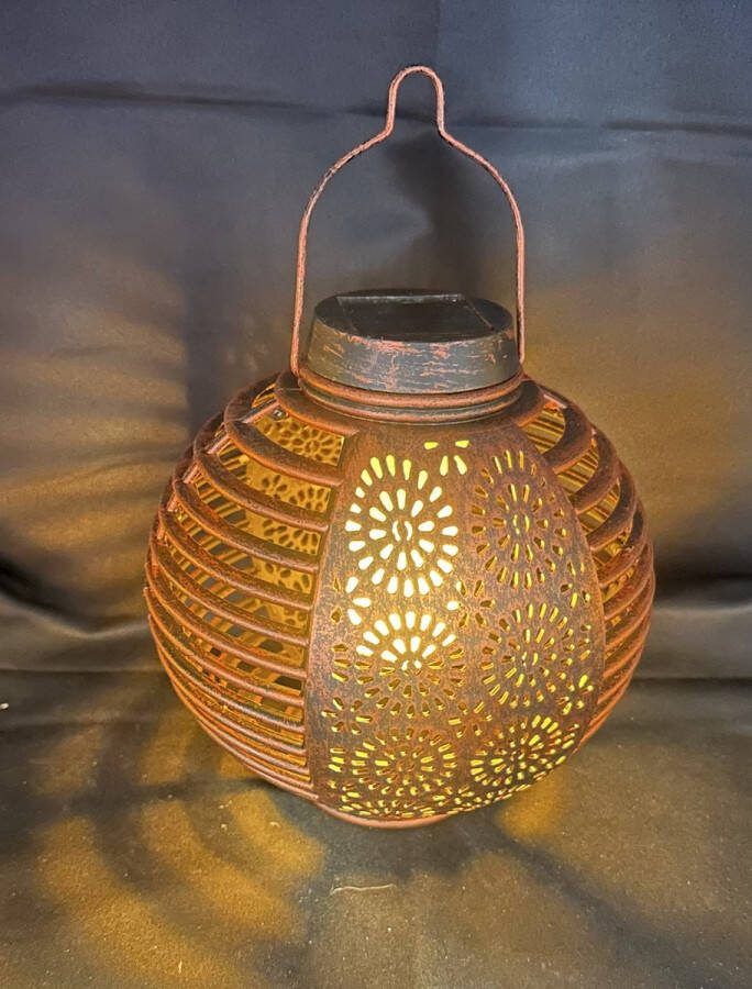 Impuls Kunststof solarlamp lantaarn bol met flame effect koper kleurig met flame effect LED tafel model hangend model hoogte 21 x 15 x 6 cm Tuindecoratie Tuinverlichting