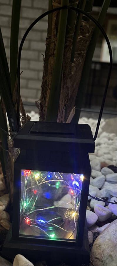 Impuls Kunststof solarlamp lantaarn met LED lichtsnoer gekleurde LEDs zwart staand en hangend model hoogte 24 x 9.5 x 9.5 cm Tuindecoratie Tuinverlichting