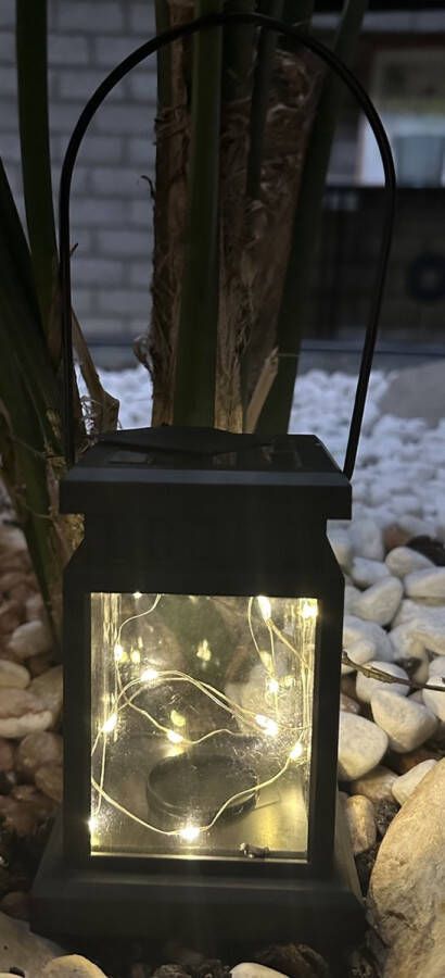 Impuls Kunststof solarlamp lantaarn met LED lichtsnoer warm witte LEDs zwart staand en hangend model hoogte 24 x 9.5 x 9.5 cm Tuindecoratie Tuinverlichting