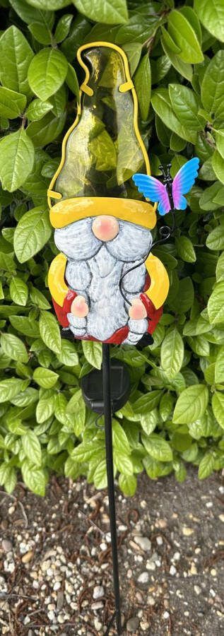 Impuls Metaal + glazen solarlamp op tuinsteker Kabouter met vlinder meerkleurig tuinsteker hoogte 82 x 15 x 2 cm Tuindecoratie Tuinverlichting