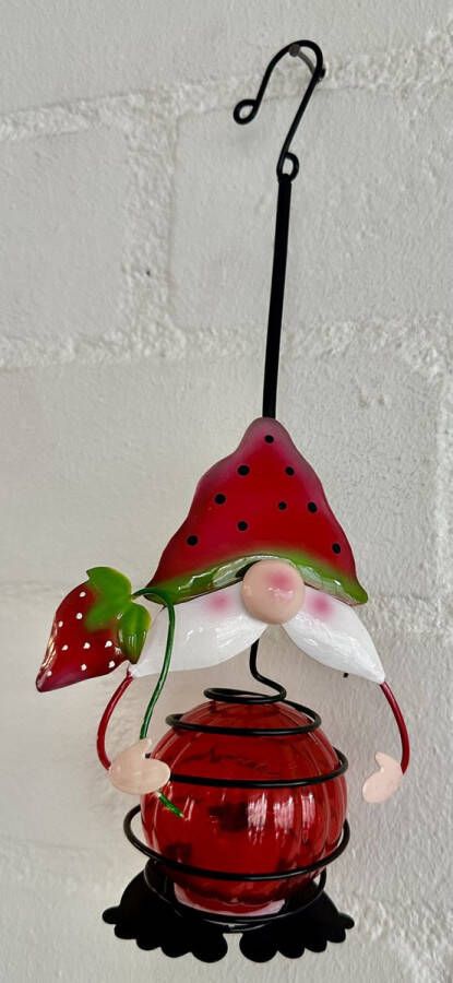 Impuls Metaal hangende solarlamp Kabouter met aardbeien pakje meerkleurig met LED Hangend en staand model met metalen ophanghaakje hoogte 26 x 11 x 2 cm Tuindecoratie Tuinverlichting