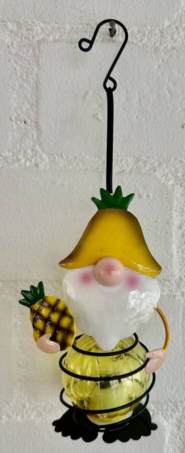 Impuls Metaal hangende solarlamp Kabouter met ananas pakje meerkleurig met LED Hangend en staand model met metalen ophanghaakje hoogte 26 x 11 x 2 cm Tuindecoratie Tuinverlichting