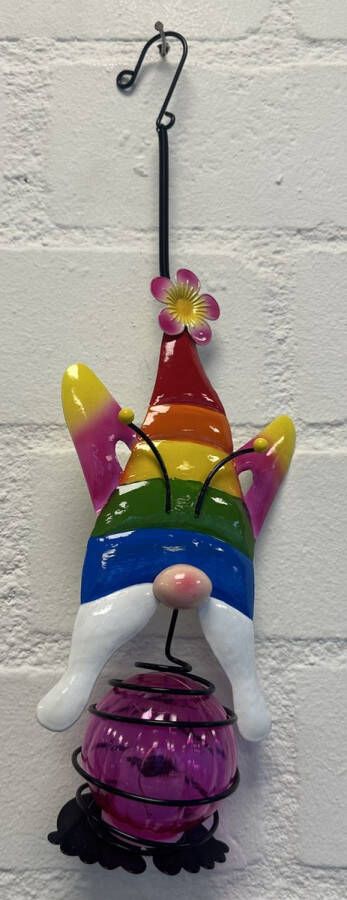 Impuls Metaal hangende solarlamp Kabouter met regenboog pakje meerkleurig met LED Hangend en staand model met metalen ophanghaakje hoogte 36 x 11 x 2 cm Tuindecoratie Tuinverlichting