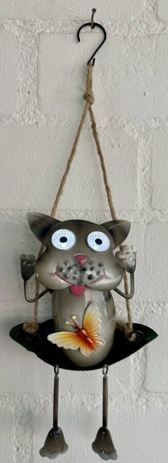Impuls Metaal hangende solarlamp Kat op schommel meerkleurig met 2 LED Hangend model ophangtouw + metalen haakje hoogte incl. touw 32 x 14 x 2 cm Tuindecoratie Tuinverlichting
