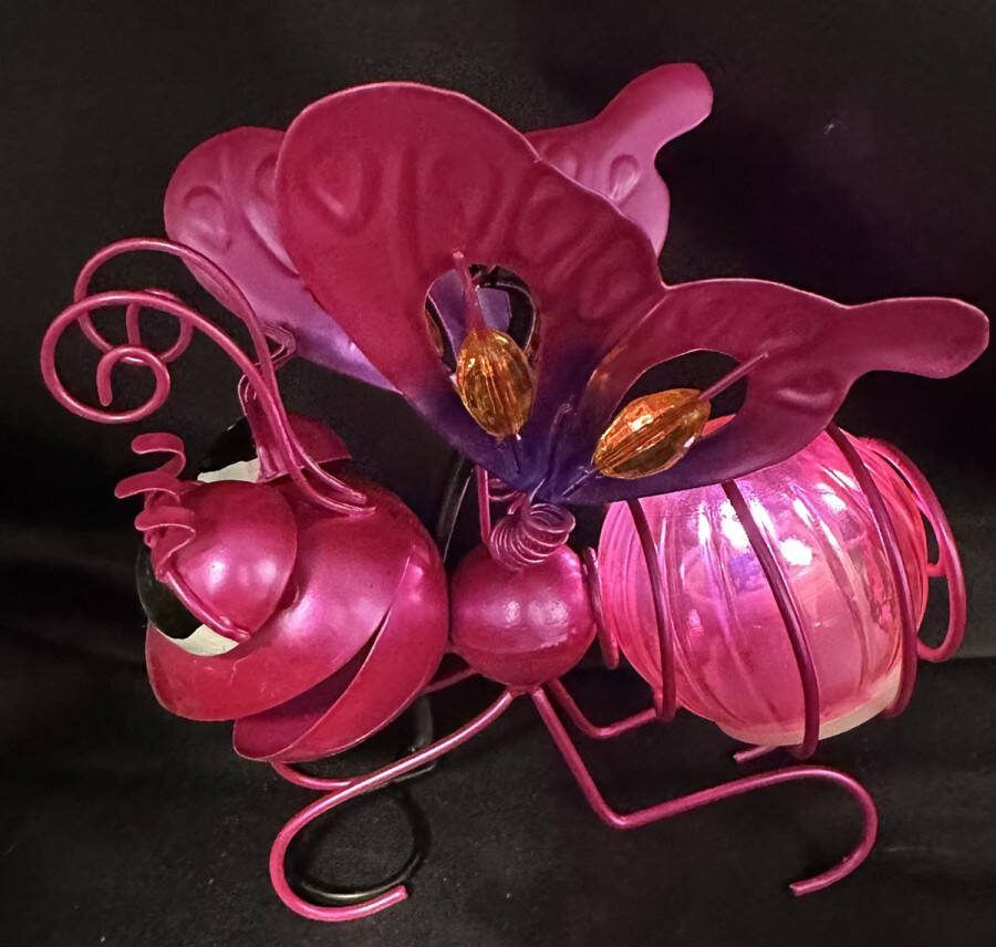 Impuls Metaal hangende solarlamp roze vlinder meerkleurig met 1 LED Hangend en Staand model hoogte 12 x 16 x 11 cm Tuindecoratie Tuinverlichting