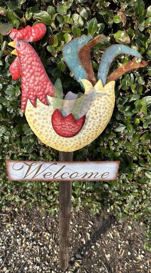 Impuls Metalen deco haan + welcome op houten tuinsteker rood + oker kleurig hoogte 91 x 31 x 2 cm Tuinaccessoires Tuindecoratie – Tuinstekers