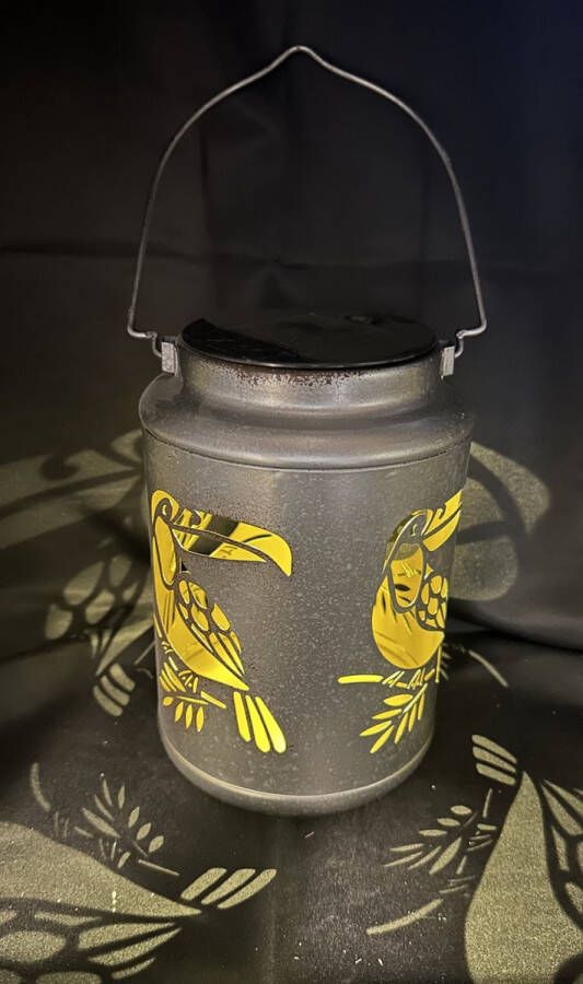 Impuls Metalen solarlamp lantaarn toekan zilverkleurig met 1 LED Staand en of hangend model hoogte 17 x 13 x 12 cm Tuindecoratie Tuinverlichting