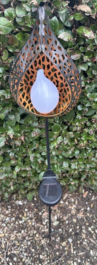 Impuls Metalen solarlamp op tuinsteker flame lamp -koper kleurig + oranje met flame effect LED tuinsteker hoogte 95 x 20 x 2 cm Tuindecoratie Tuinverlichting
