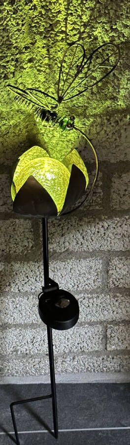 Impuls Metalen solarlamp op tuinsteker Vlinder op bloem geel + koper kleurig glazen craquele bol tuinsteker hoogte 80 x 18 x 2 cm Tuindecoratie Tuinverlichting