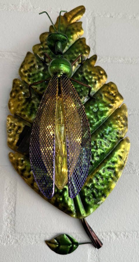 Impuls Metalen wand solarlamp sprinkhaan op blad meerkleurig met 6 LEDs wand model hoogte 38 x 18 x 1 cm Tuindecoratie Tuinverlichting