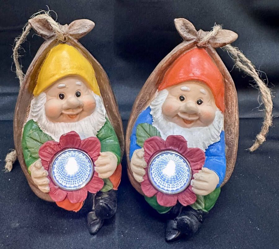 Impuls Polyresin solarlamp hangende kabouters Set van 2 stuks met bloem LED Oranje + Blauw & Paars + Rood Hangend & Staand model hoogte 15 x 9 x 8 cm Met ophangkoord Tuindecoratie Tuinverlichting