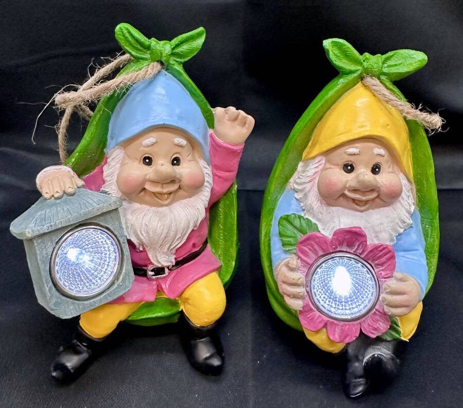 Impuls Polyresin solarlamp hangende kabouters Set van 2 stuks met lantaarn en bloem LED Blauw+roze & geel +blauw Hangend & Staand model hoogte 15 x 9 x 8 cm Met ophangkoord Tuindecoratie Tuinverlichting