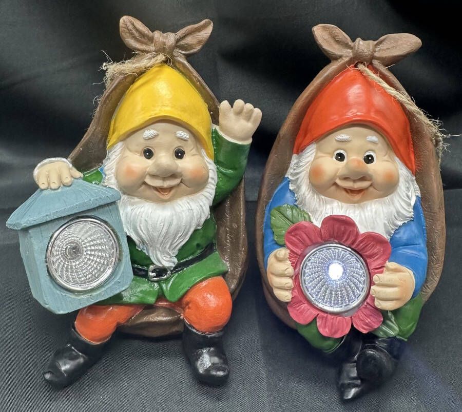 Impuls Polyresin solarlamp hangende kabouters Set van 2 stuks met lantaarn en bloem LED Geel + Groen & Oranje Oranje + blauw & groen Hangend & Staand model hoogte 15 x 9 x 8 cm Met ophangkoord Tuindecoratie Tuinverlichting