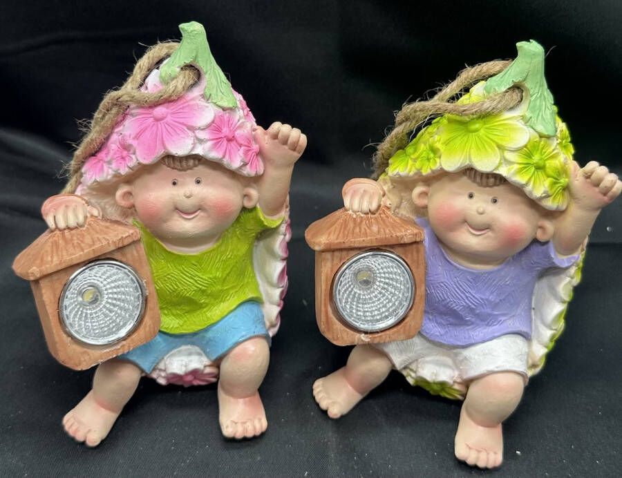 Impuls Polyresin solarlamp hangende kids in bloem Set van 2 stuks met lantaarn LED jongens roze bloem + groene bloem Hangend & Staand model hoogte 12 x 9 x 8 cm Met ophangkoord Tuindecoratie Tuinverlichting