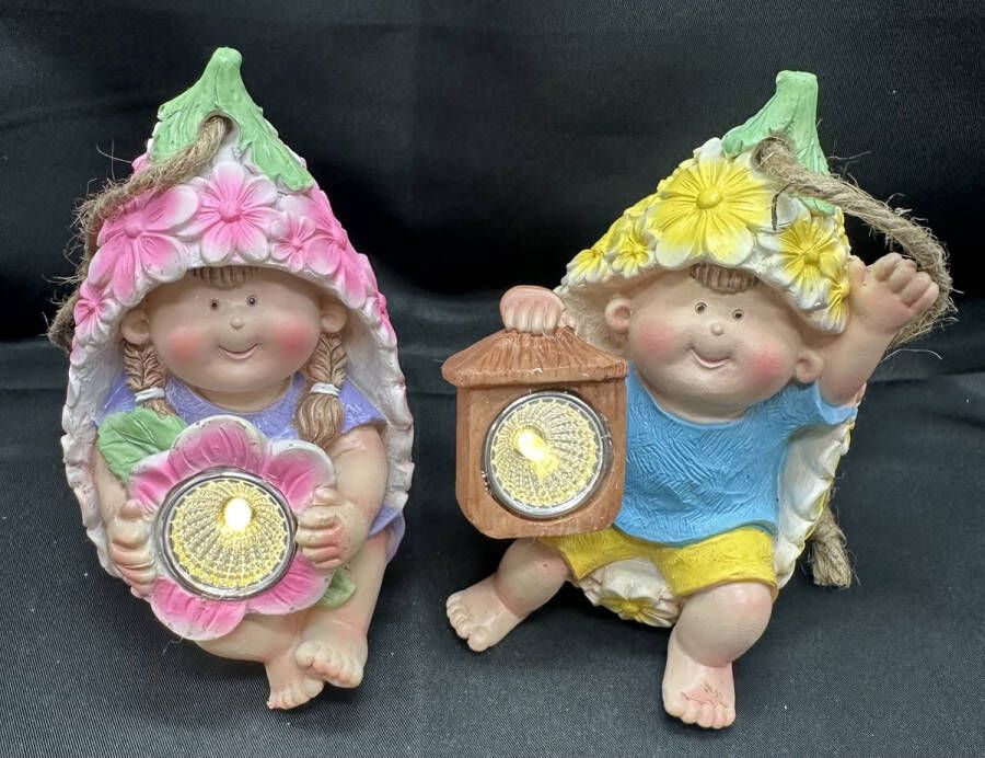 Impuls Polyresin solarlamp hangende kids in bloem Set van 2 stuks met lantaarn LED meisje met roze bloemen en jongen met gele bloemen Hangend & Staand model hoogte 12 x 9 x 8 cm Met ophangkoord Tuindecoratie Tuinverlichting