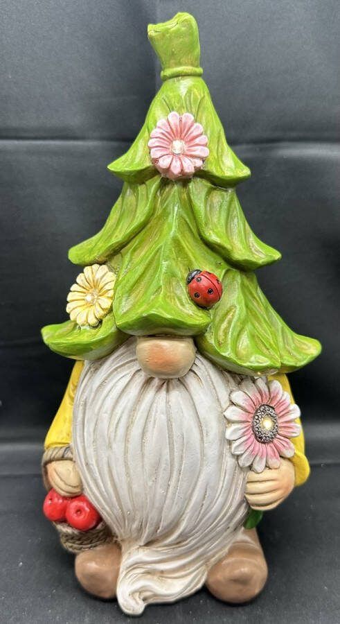 Impuls Polyresin solarlamp Kabouter met groene bloemen muts en fruitmand meerkleurig + geel met LED staand model hoogte 19 x 14 x 12 cm Tuindecoratie Tuinverlichting