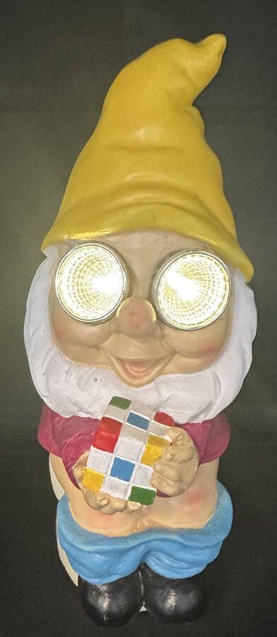 Impuls Polyresin solarlamp kabouter op wc meerkleurig + gele muts met 2 LEDs Staand model hoogte 23 x 16 x 9 cm Tuindecoratie Tuinverlichting