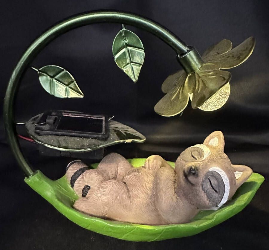 Impuls Polyresin solarlamp slapende wasbeer met metalen bloem groen + meerkleurig met 1 LED staand model hoogte 15 x 18 x 10 cm Tuindecoratie Tuinverlichting