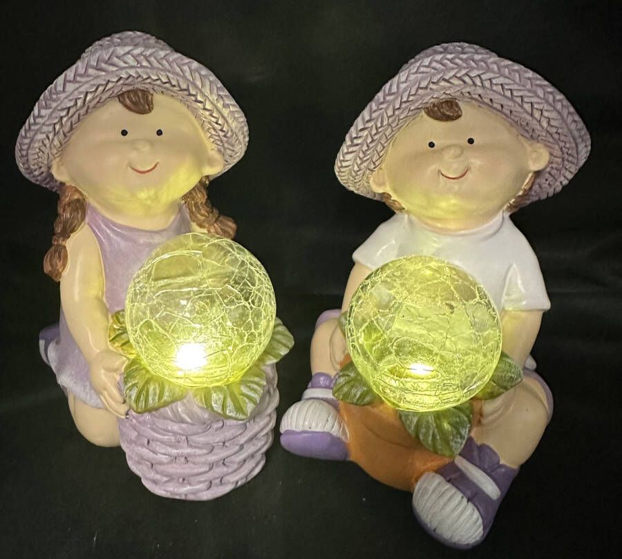 Impuls Polyresin solarlampen Meisje + jongen met bol zittend Set van 2 stuks lavendel kleurig Staand model hoogte 15 x 14 x 9 cm Met LED Tuindecoratie Tuinverlichting