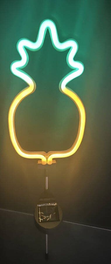 Impuls Solar LED Ananas met neon licht op tuinsteker kunststof en metaal groen + geel licht met LED staand model hoogte 80 x 17 x 2 cm Tuindecoratie Tuinverlichting Tuinstekers