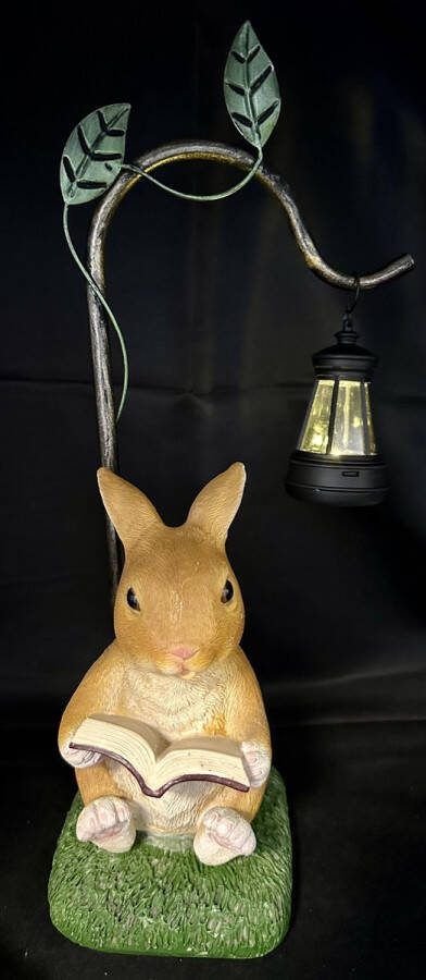 Impuls Solarlamp tuindier Konijn met boek polyresin dier metalen tak en kunststof lantaarn meerkleurig met 1 LED staand model hoogte 32 x 16 x 10 cm Tuindecoratie Tuinverlichting