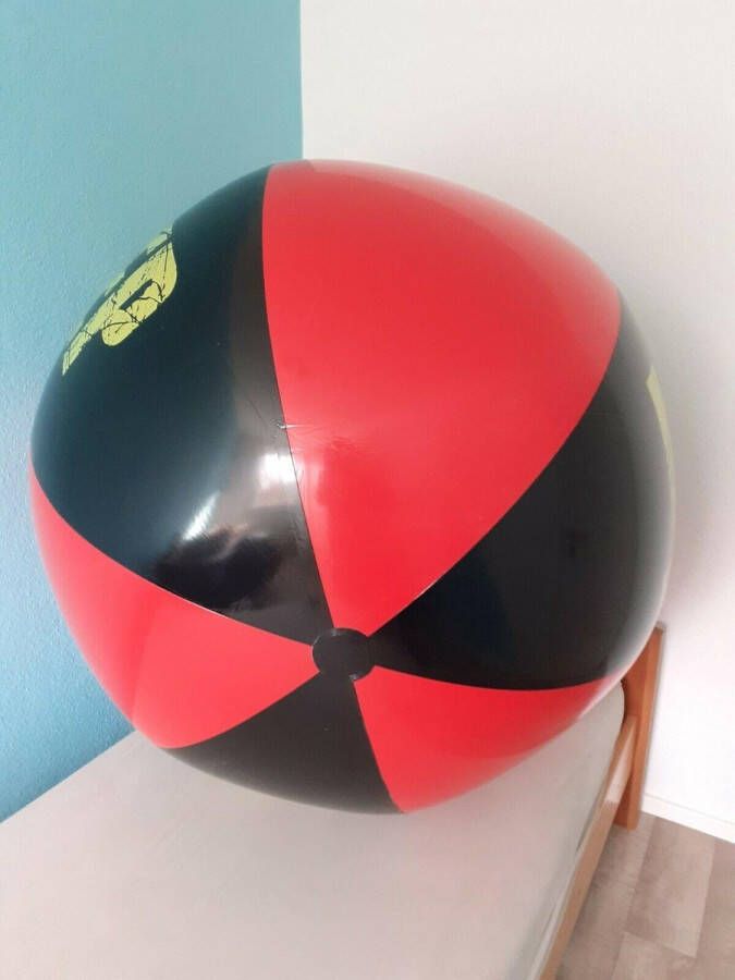 Inflatable Creations Grote opblaasbare Strandbal 1.4 meter opgeblazen kleuren Rood Geel Zwart Eat Sleep Rave
