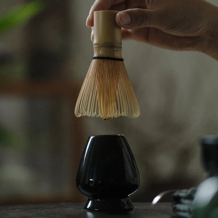 Ixen Driedelige japanse Matcha thee set bamboe garde borstel (diameter: 6 cm hoogte: 6 cm)- lepel (lengte: 18 cm) garde houder (zwart hoogte: 7.5 cm breedte: 6.5cm)