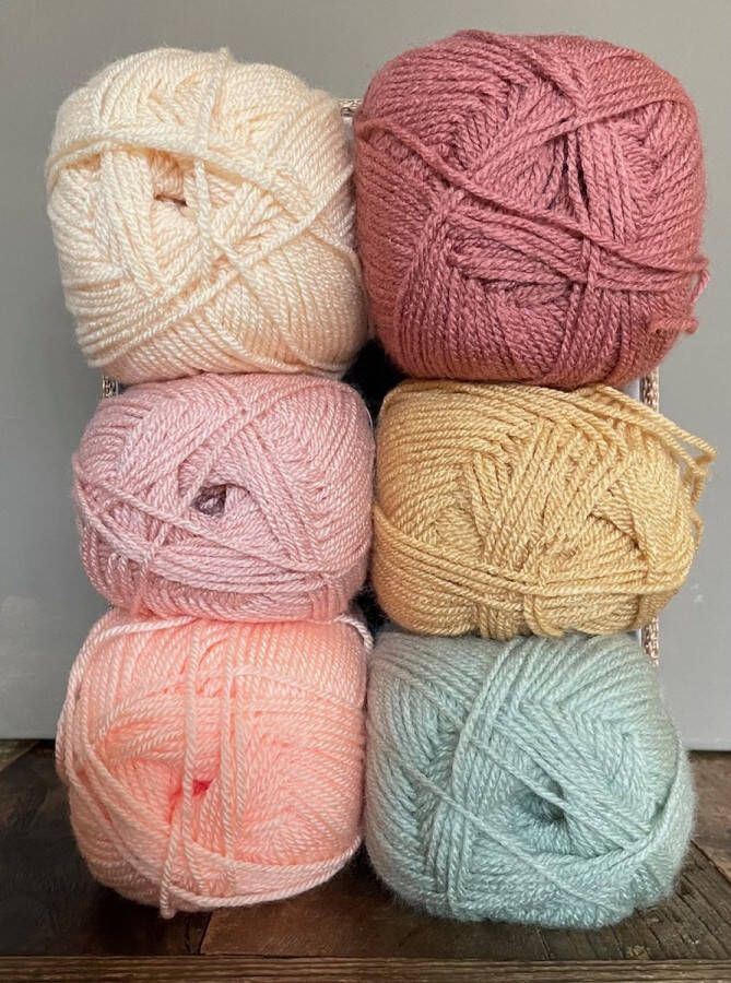James C. Brett Wendy Wools GAREN-WOL SET BAMBOEMAND MET 6 BOLLEN ´PASTEL´ HAAKNAALD 4 MM EN BEERTJE- KADOTIP!