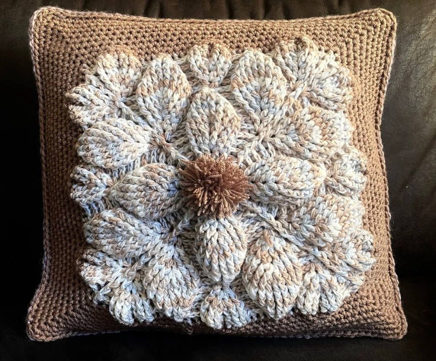 James C. Brett Wendy Wools HAAKPAKKET KUSSEN 3D MOTIEF BLAD-BLAUW BRUIN WIT GEMELEERD-CA. 50 X 50 CM