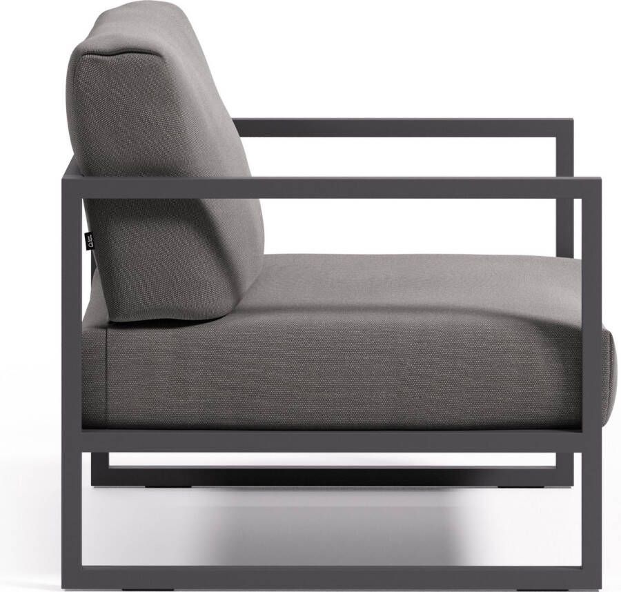 Kave Home Comova stoel voor buiten in donkergrijs en zwart aluminium