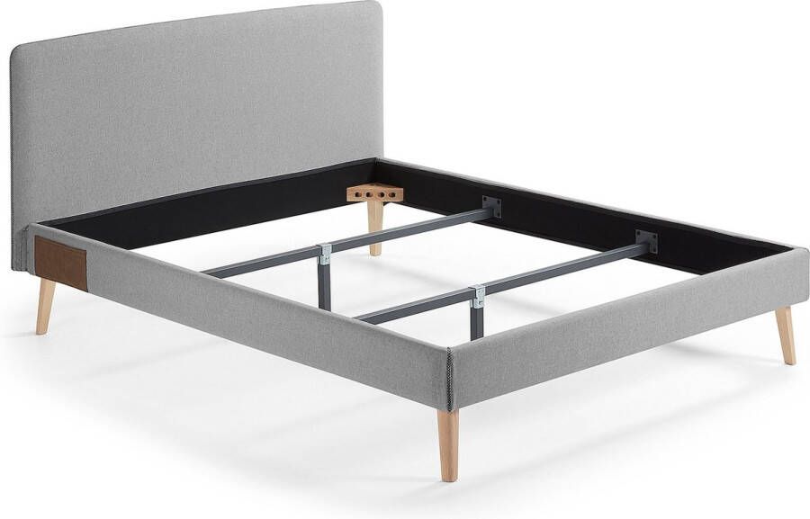Kave Home Dyla bed met afneembare hoes in grijs met massief beukenhouten poten voor een matras van