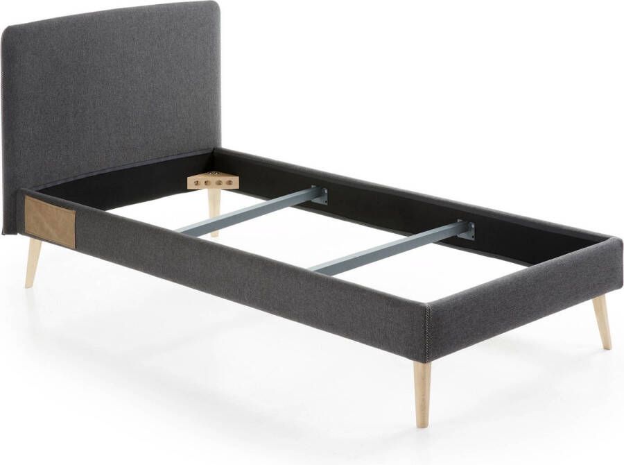 Kave Home Dyla bed met afneembare hoes in zwart wit massief beukenhouten poten voor een matras van