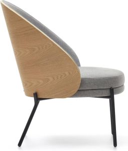 Kave Home Eamy lichtgrijze fauteuil in essenhoutfineer met natuurlijke afwerking en zwart metaal