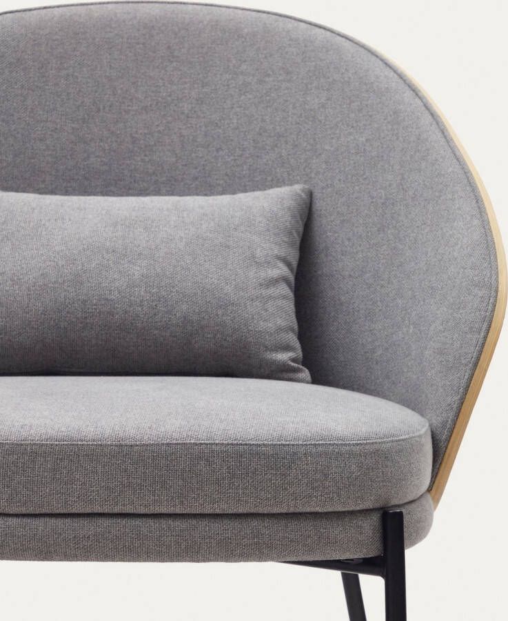 Kave Home Eamy lichtgrijze fauteuil in essenhoutfineer met natuurlijke afwerking en zwart metaal