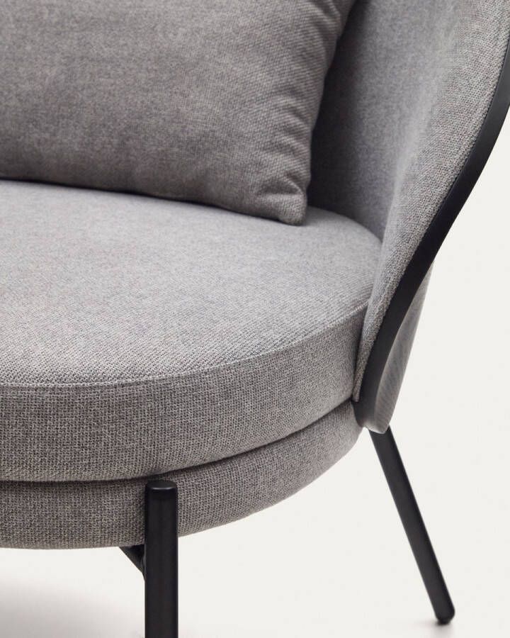 Kave Home Eamy lichtgrijze fauteuil in essenhoutfineer met zwarte afwerking en zwart metaal