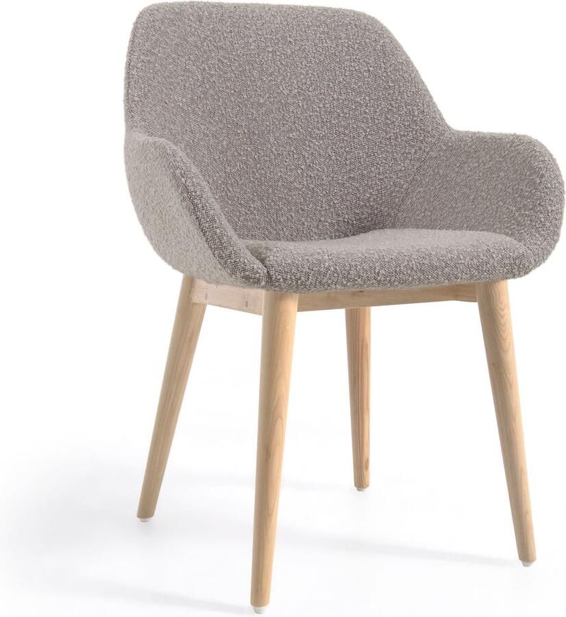 Kave Home Konna stoel in lichtgrijs fleece met massief essenhouten poten in een naturel afwerking