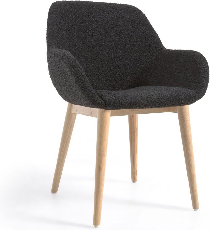 Kave Home Konna stoel in zwart fleece met massief essenhouten poten in een naturel afwerking