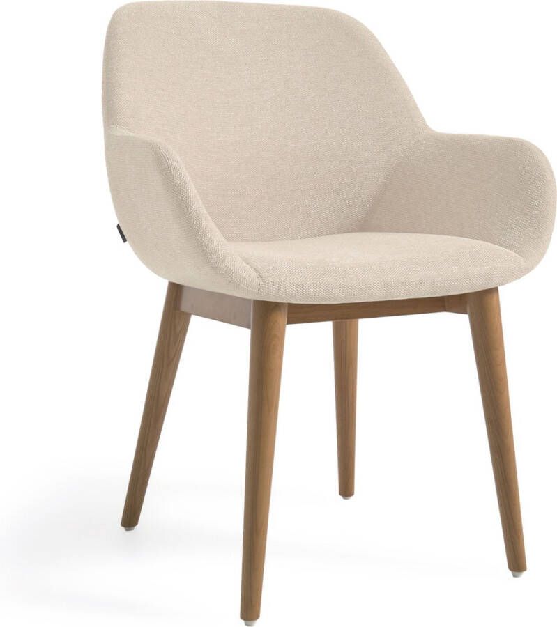 Kave Home Konna stoel in beige met massief essenhouten poten in een donkere afwerking